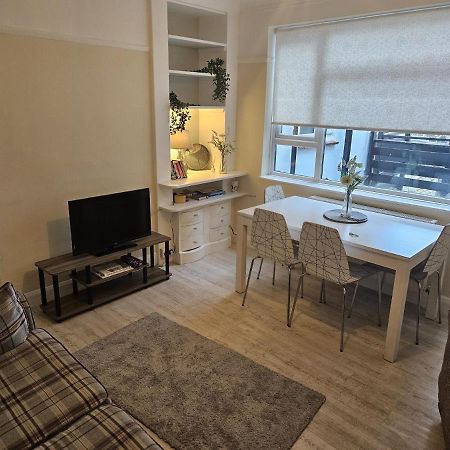 Leigh-On-Sea Retreat - 2 Bedroom Apartment ภายนอก รูปภาพ