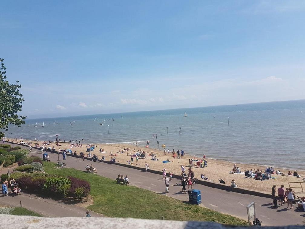 Leigh-On-Sea Retreat - 2 Bedroom Apartment ภายนอก รูปภาพ