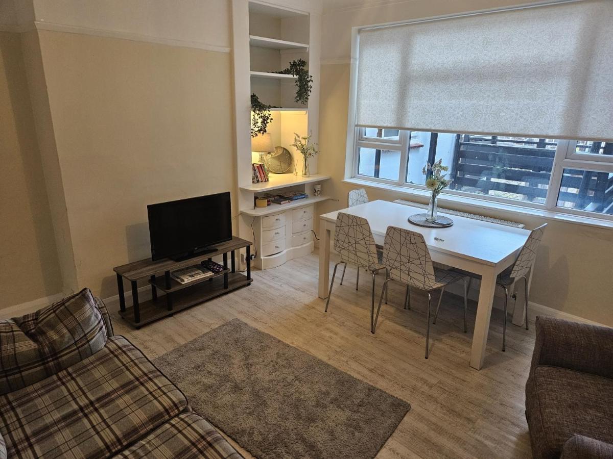 Leigh-On-Sea Retreat - 2 Bedroom Apartment ภายนอก รูปภาพ